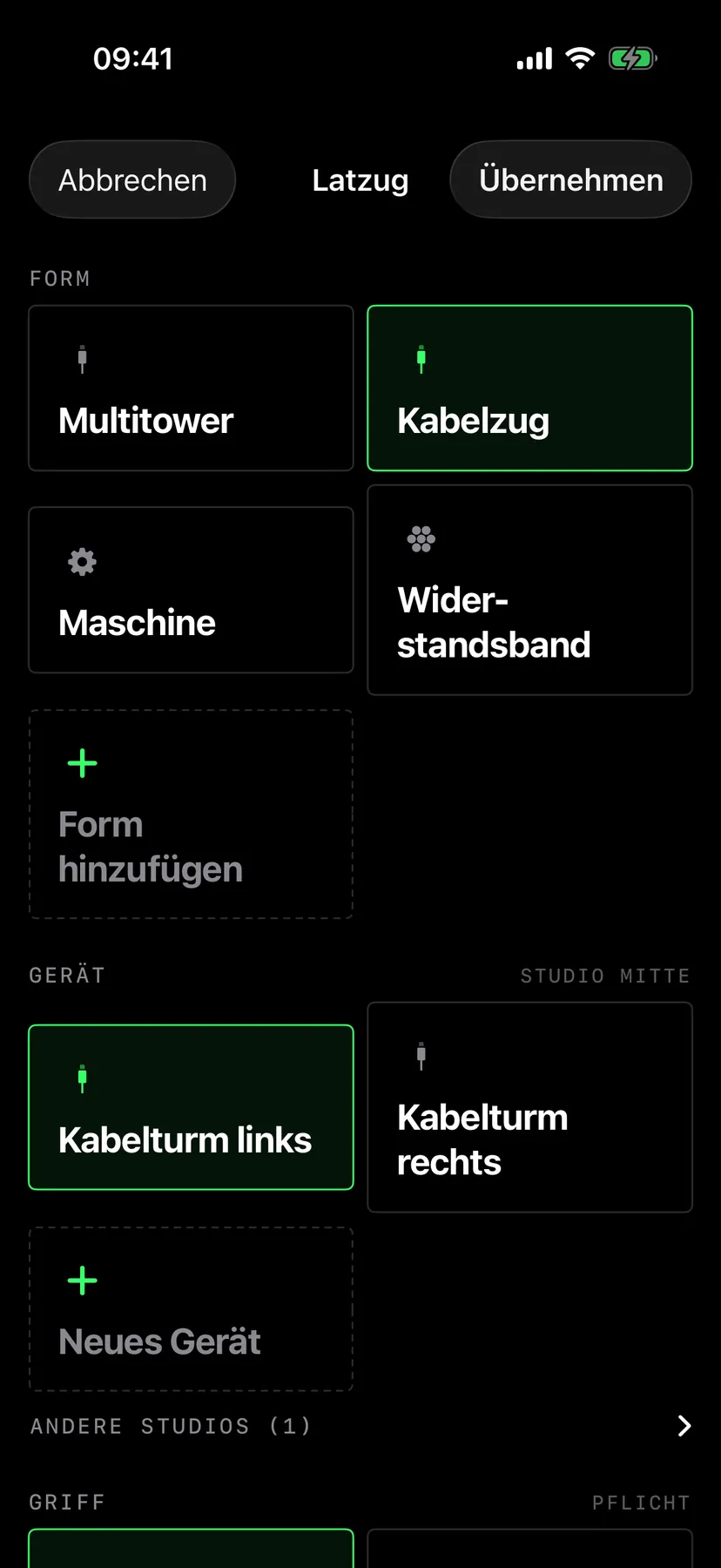 Latzug im Training: Form Kabelzug, Gerät Kabelturm links im Studio Mitte, dazu die eigene Form Widerstandsband