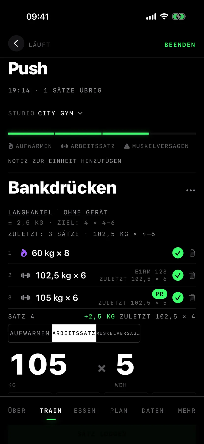 Laufendes Training: Bankdrücken an der Langhantel, aktiver Satz mit 105 kg mal 5 und der Referenz vom letzten Mal